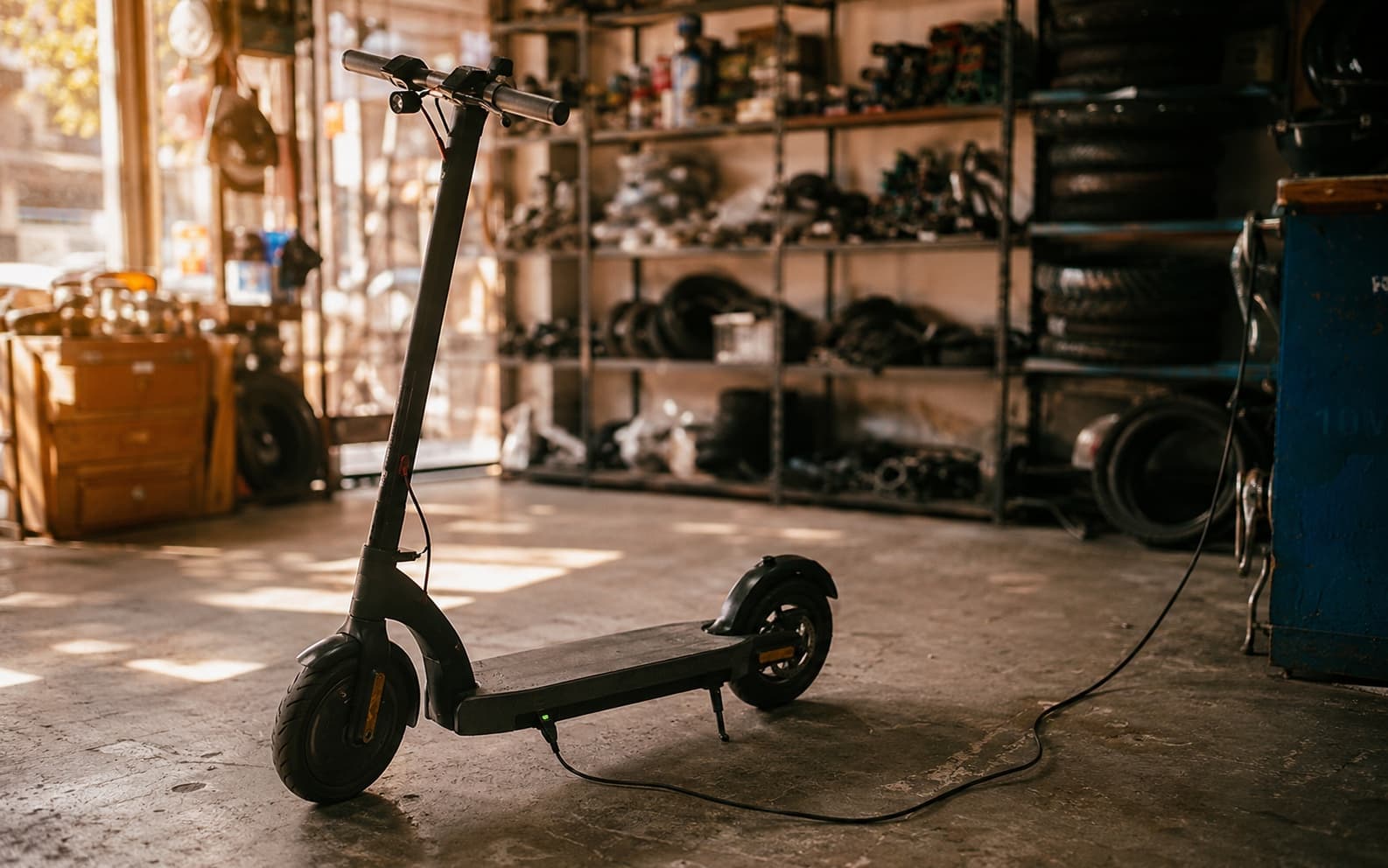 Dükkanda şarjda duran ikinci el elektrikli scooter